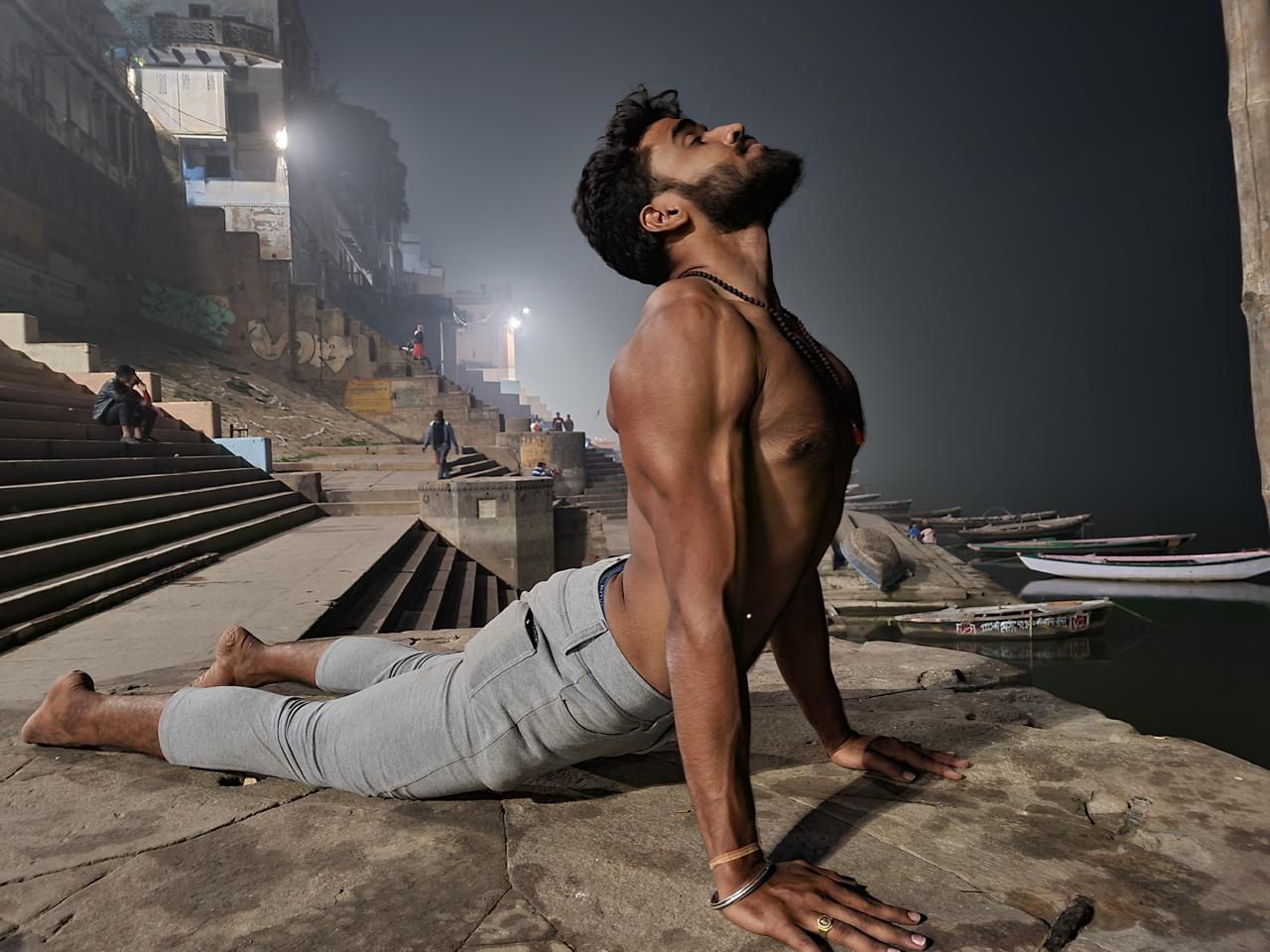 5. सीटेड फॉरवर्ड बेंड (Paschimottanasana – चेयर संस्करण):कुर्सी पर बैठे-बैठे झुककर पैरों की ओर जाने का प्रयास करें. यह रीढ़ की लचीलापन बनाए रखता है.