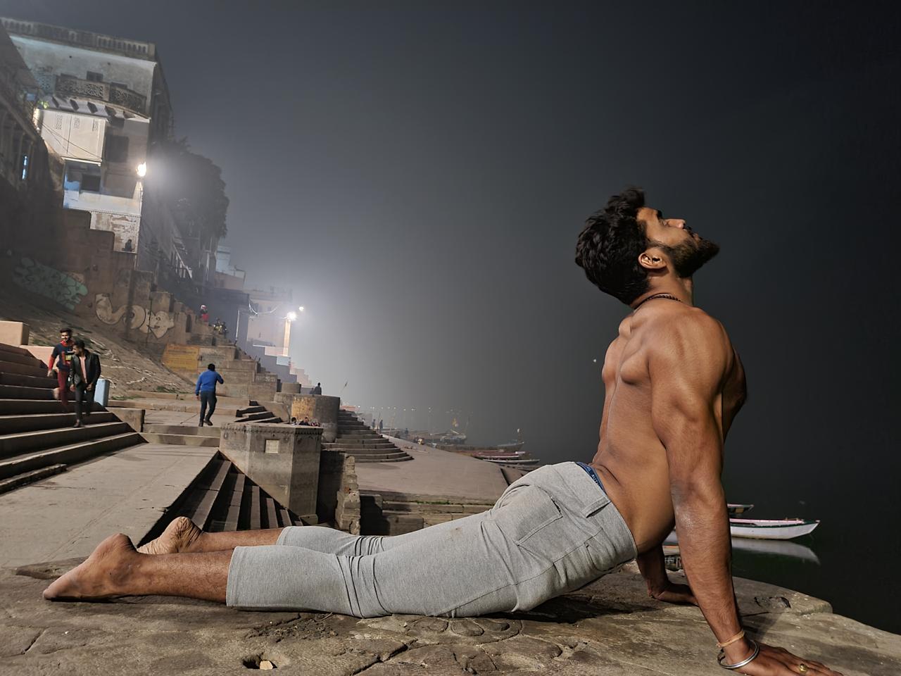 2. नेक रोटेशन (Neck Rotation):गर्दन की अकड़न और दर्द से राहत दिलाने के लिए. गर्दन को धीरे-धीरे दाएँ, बाएँ, ऊपर और नीचे घुमाएं. 5 बार प्रत्येक दिशा में.