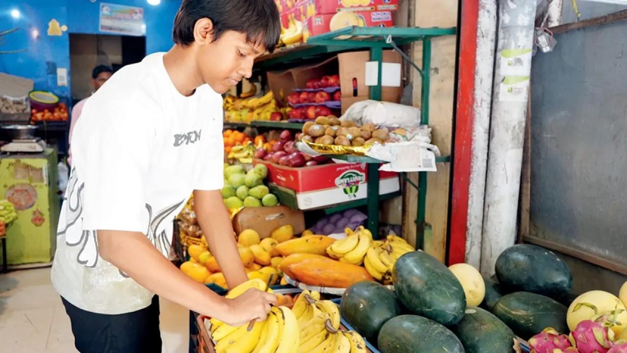 सुधीर गुप्ता अपने पिता की फल की दुकान पर