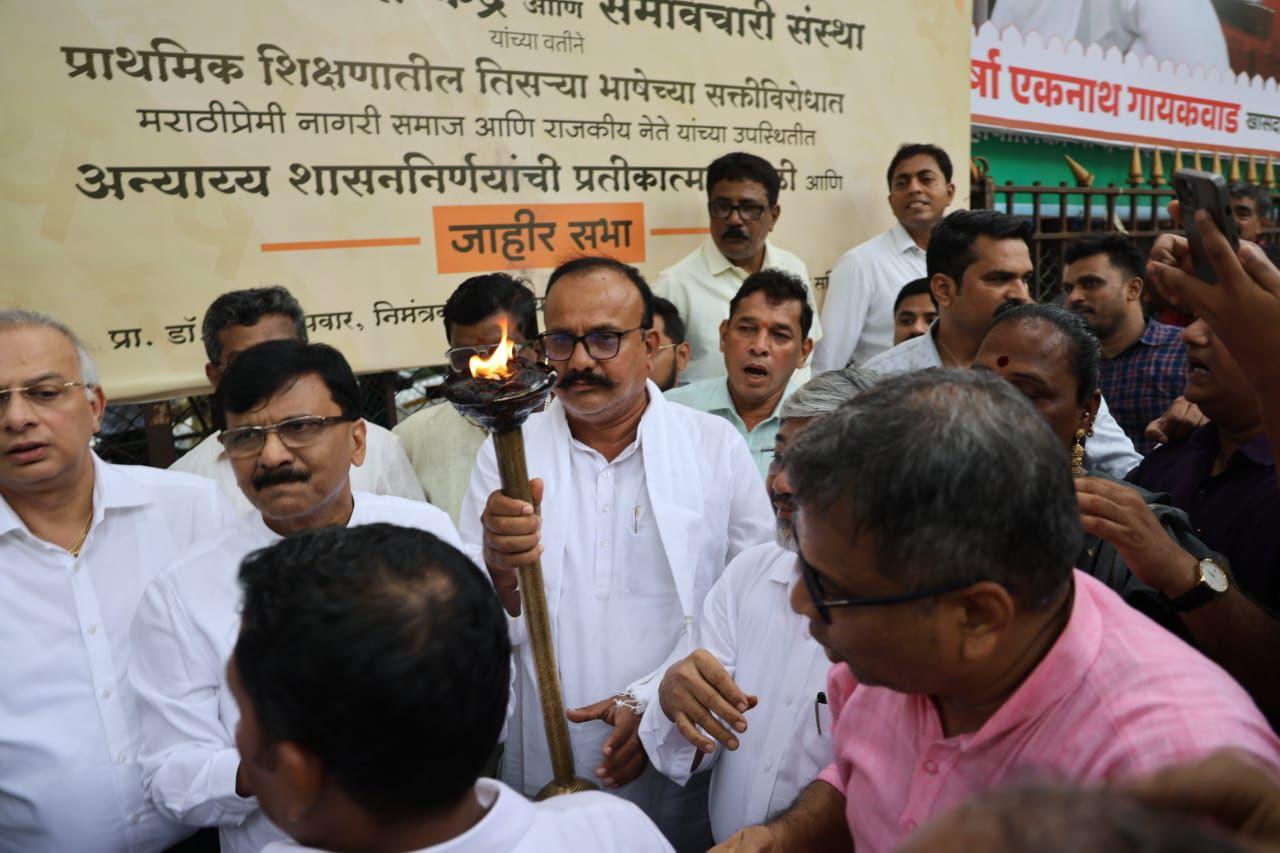 तीन-भाषा नीति को लेकर महाराष्ट्र में उथल-पुथल मची हुई थी, लेकिन अब राज्य सरकार द्वारा यह निर्णय लिया गया है कि इसे और विस्तार से अध्ययन किया जाएगा.