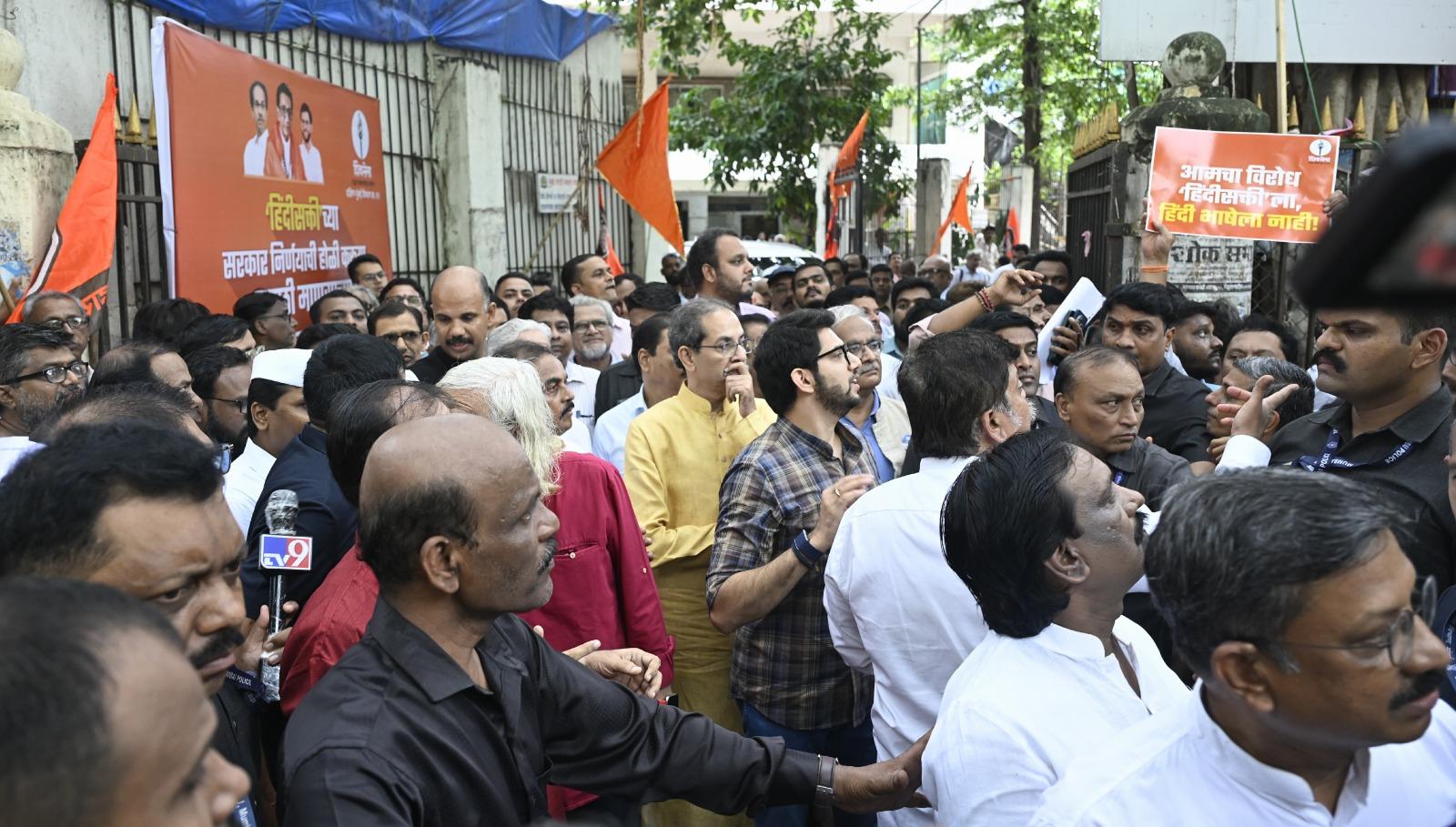 इस निर्णय के बाद, 5 जुलाई का विरोध मार्च रद्द कर दिया गया है, जिससे राज्य सरकार के लिए यह एक महत्वपूर्ण राजनीतिक क्षण साबित हो रहा है. 