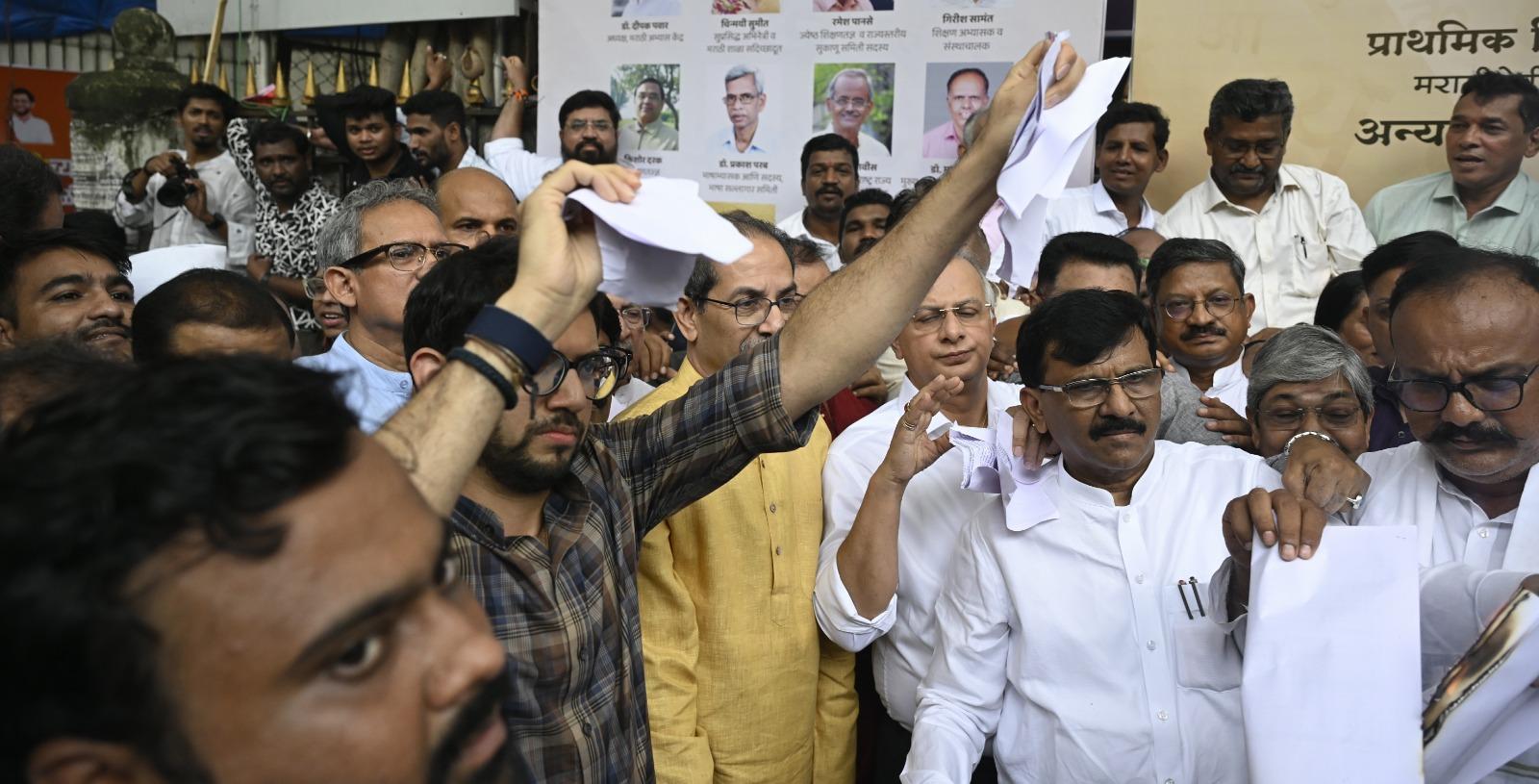 राउत ने कहा, “सरकार ने हिंदी को अनिवार्य बनाने वाले जीआर को वापस ले लिया. यह महाराष्ट्र की मराठी एकता और ठाकरे परिवार के एक साथ आने के डर की जीत है. अब 5 जुलाई का मोर्चा नहीं होगा. यह ब्रांड ठाकरे है.”