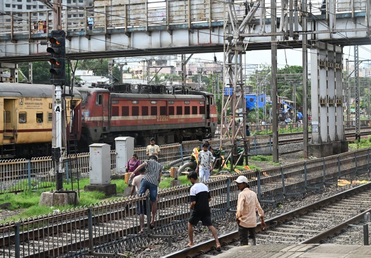 पटरियों को पार करते समय अक्सर यात्री आने वाली ट्रेनों से बाल-बाल बचते हैं. 
