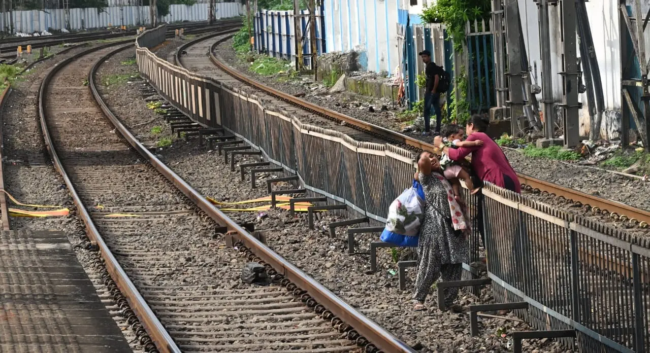 साथ ही, स्कूलों, स्थानीय संगठनों और मीडिया को मिलकर यह संदेश फैलाना होगा कि सुरक्षित विकल्प अपनाना कमज़ोरी नहीं, समझदारी है.