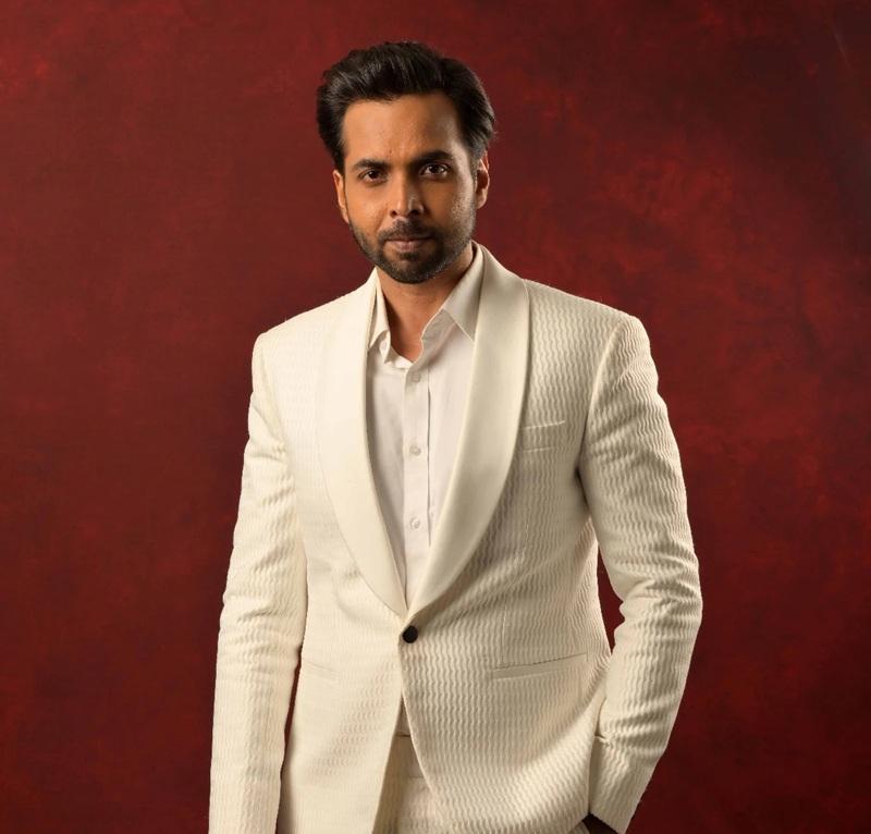 अभिषेक बनर्जी: अभिषेक बनर्जी ने स्कूल के दिनों में थिएटर की शुरुआत की थी, लेकिन असली सीख उन्हें दिल्ली के किरोड़ीमल कॉलेज (KMC) में प्लेयर्स सोसाइटी के माध्यम से मिली—जिसने कबीर खान, सिद्धार्थ और दिव्येंदु जैसे कलाकारों को भी तराशा है. 