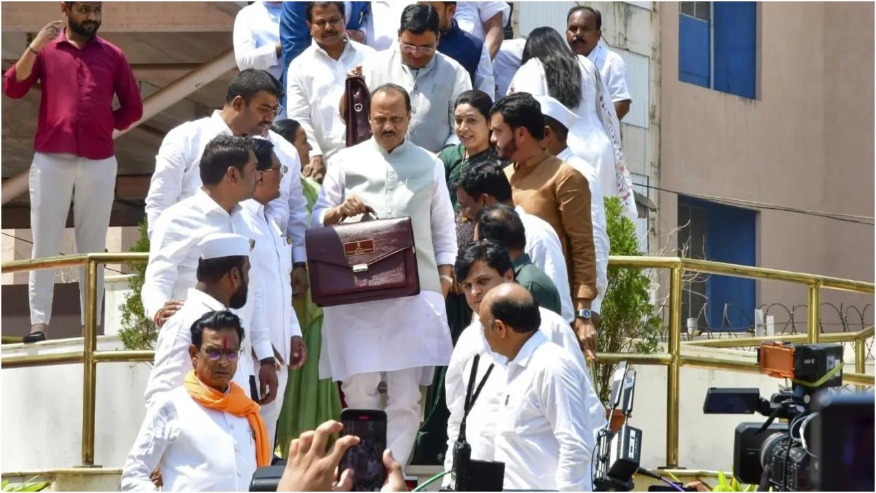 राज्य का बजट 2025-26 पेश करने पहुंचे अजित पवार. तस्वीर/पीटीआई