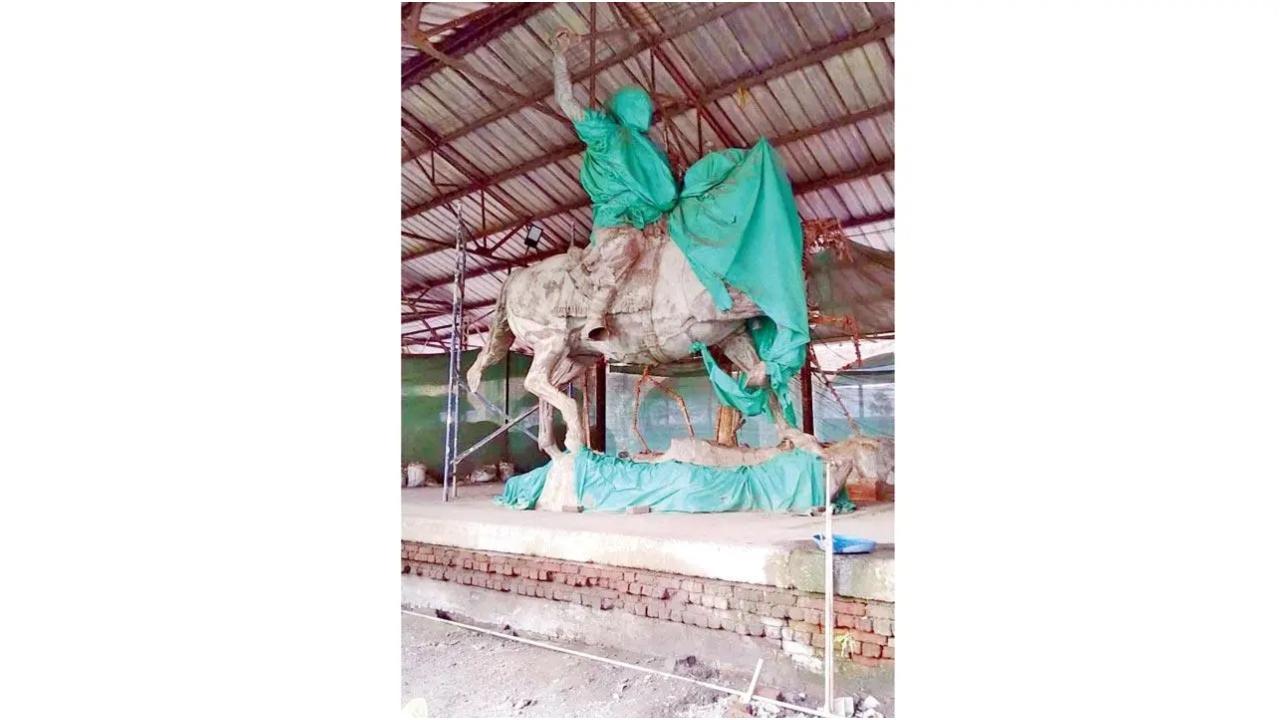 सैंडहर्स्ट रोड के पास वाडी बंदर में एक आदमकद प्रतिमा एक शेड में बंद है