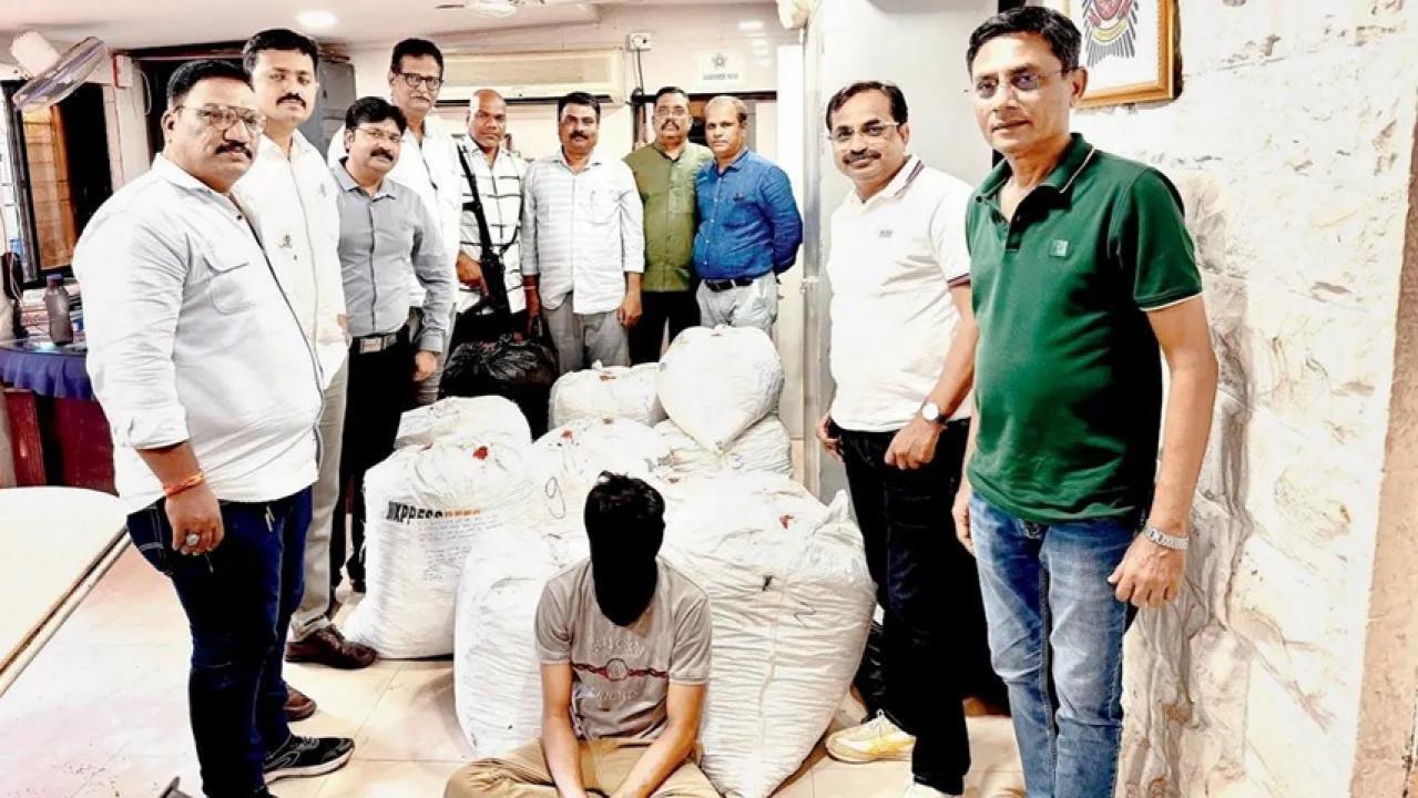 आरोपी (नकाबपोश) को बांद्रा क्राइम ब्रांच यूनिट IX घेरे हुए. 