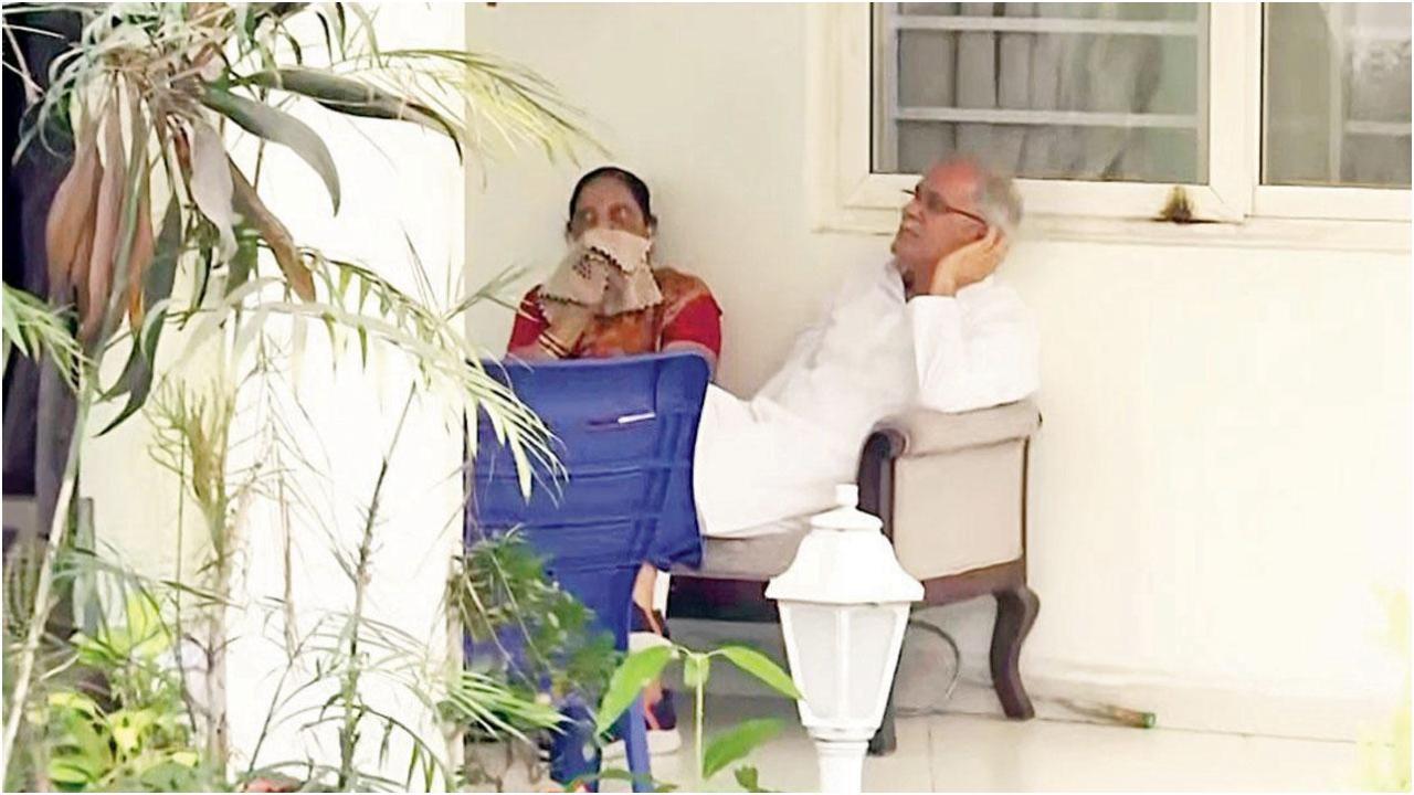 कल अपने घर पर भूपेश बघेल और उनकी पत्नी.