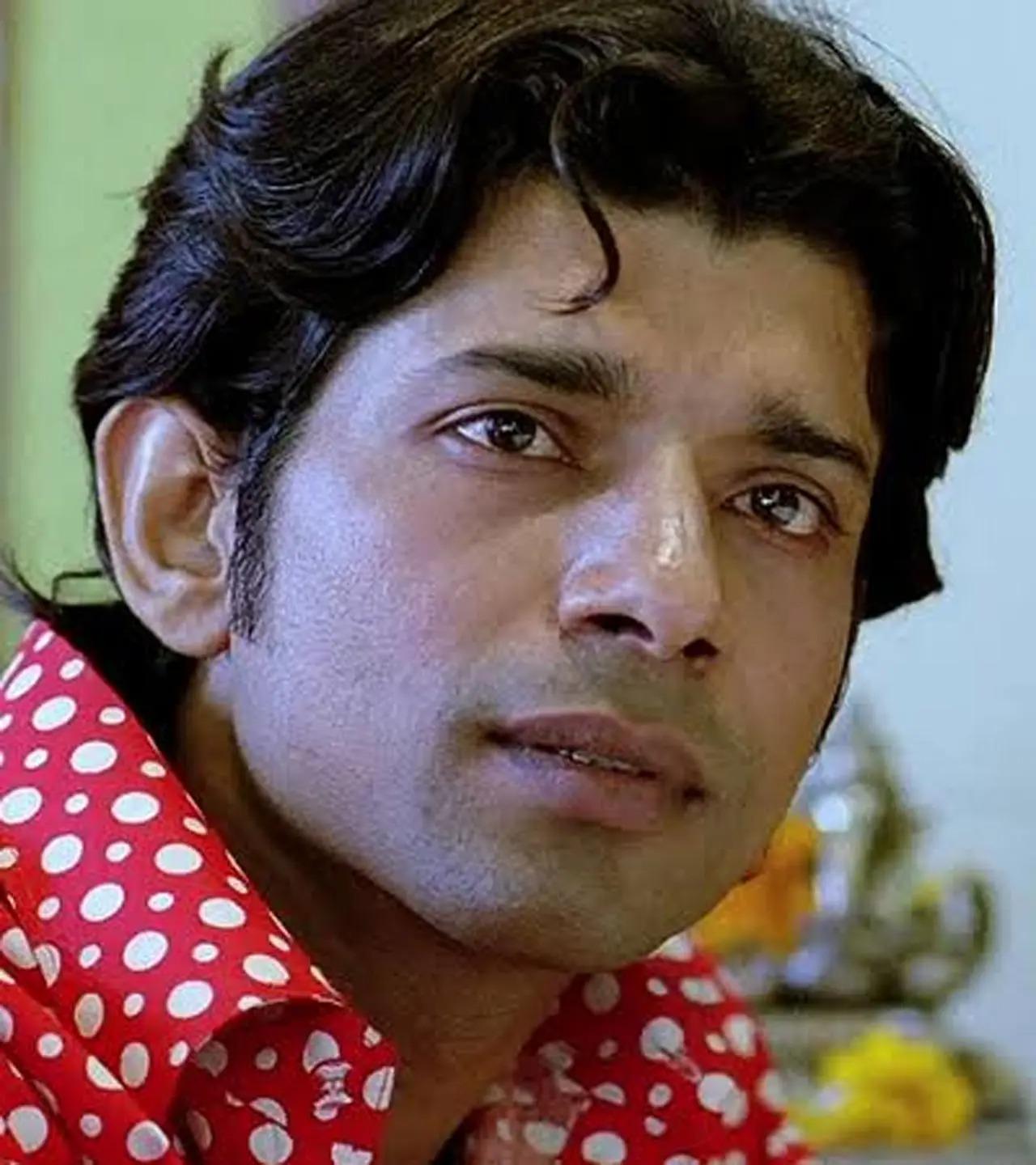 गैंग्स ऑफ़ वासेपुर 1 और 2
विनीत ने अनुराग कश्यप की डार्क कॉमेडी में सरदार और नगमा के बेटे दानिश खान का किरदार निभाया था. दरअसल, दानिश के किरदार में एक ग्रे अंडरटोन था, लेकिन दर्शकों ने उसे बेहद पसंद किया. विनीत ने एक इंटरव्यू में गैंग्स ऑफ वासेपुर में अपने किरदार को चुनौतीपूर्ण लेकिन पुरस्कृत अनुभव भी बताया था. 
