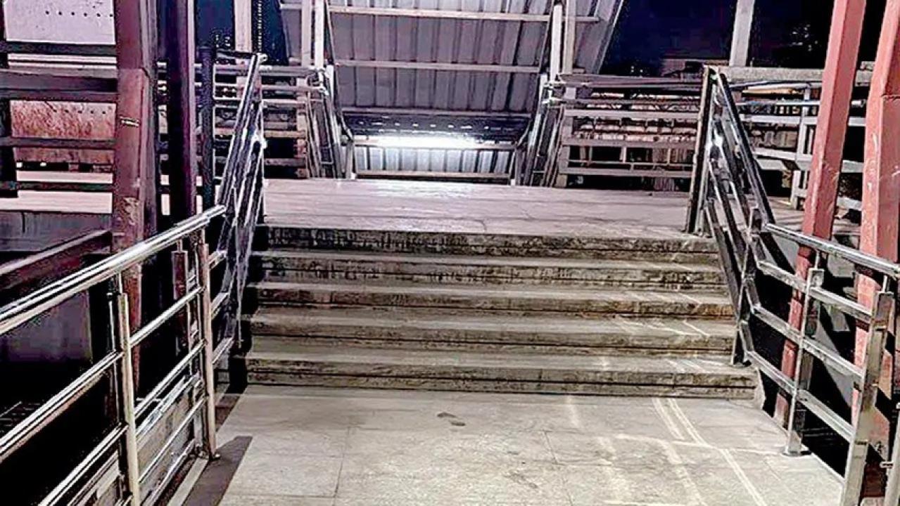 माहिम रेलवे स्टेशन पर फुट ओवरब्रिज शनिवार को खोल दिया गया.