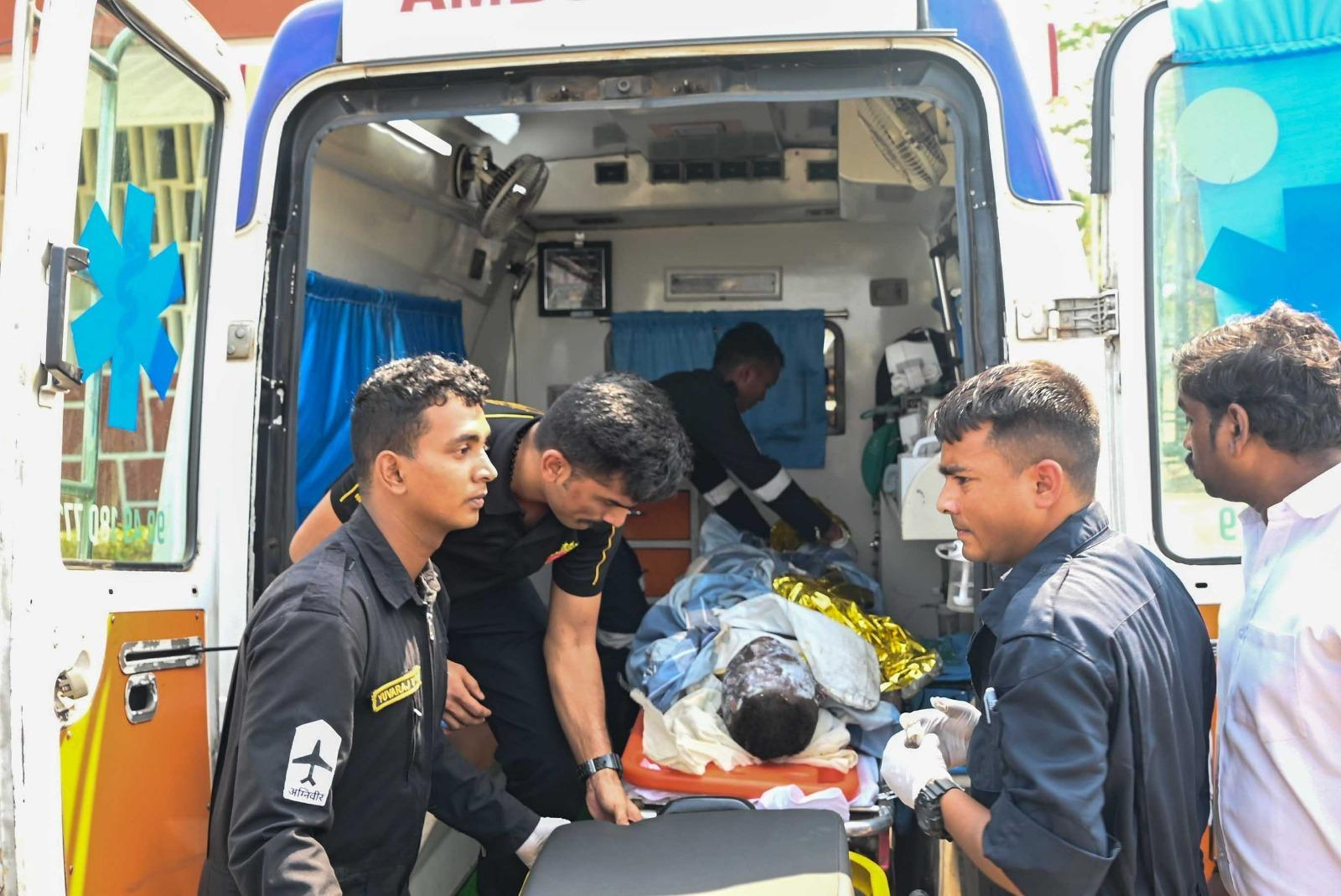 भारतीय नौसेना ने इस उच्च-स्तरीय बचाव कार्य के लिए दो जहाजों, आईएनएस विक्रांत और आईएनएस दीपक को तैनात किया. सुबह होते ही, आईएनएस विक्रांत के एक सीकिंग हेलीकॉप्टर ने कठिन परिस्थितियों में एक चुनौतीपूर्ण विंचिंग ऑपरेशन किया, जिसके अंतर्गत तीन घायल चालक दल के सदस्य - दो चीनी नागरिक और एक इंडोनेशियाई नागरिक - को एमवी हीलन स्टार से सफलतापूर्वक एयरलिफ्ट किया गया.
