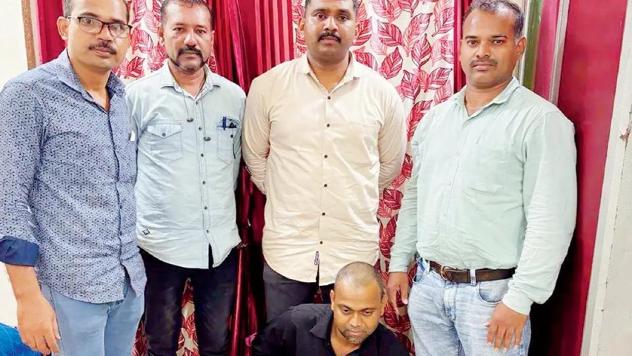 आरोपी गुरुदेव सुभाष पाटिल के साथ पोज देते हुए खेरवाड़ी पुलिस स्टेशन अधिकारी