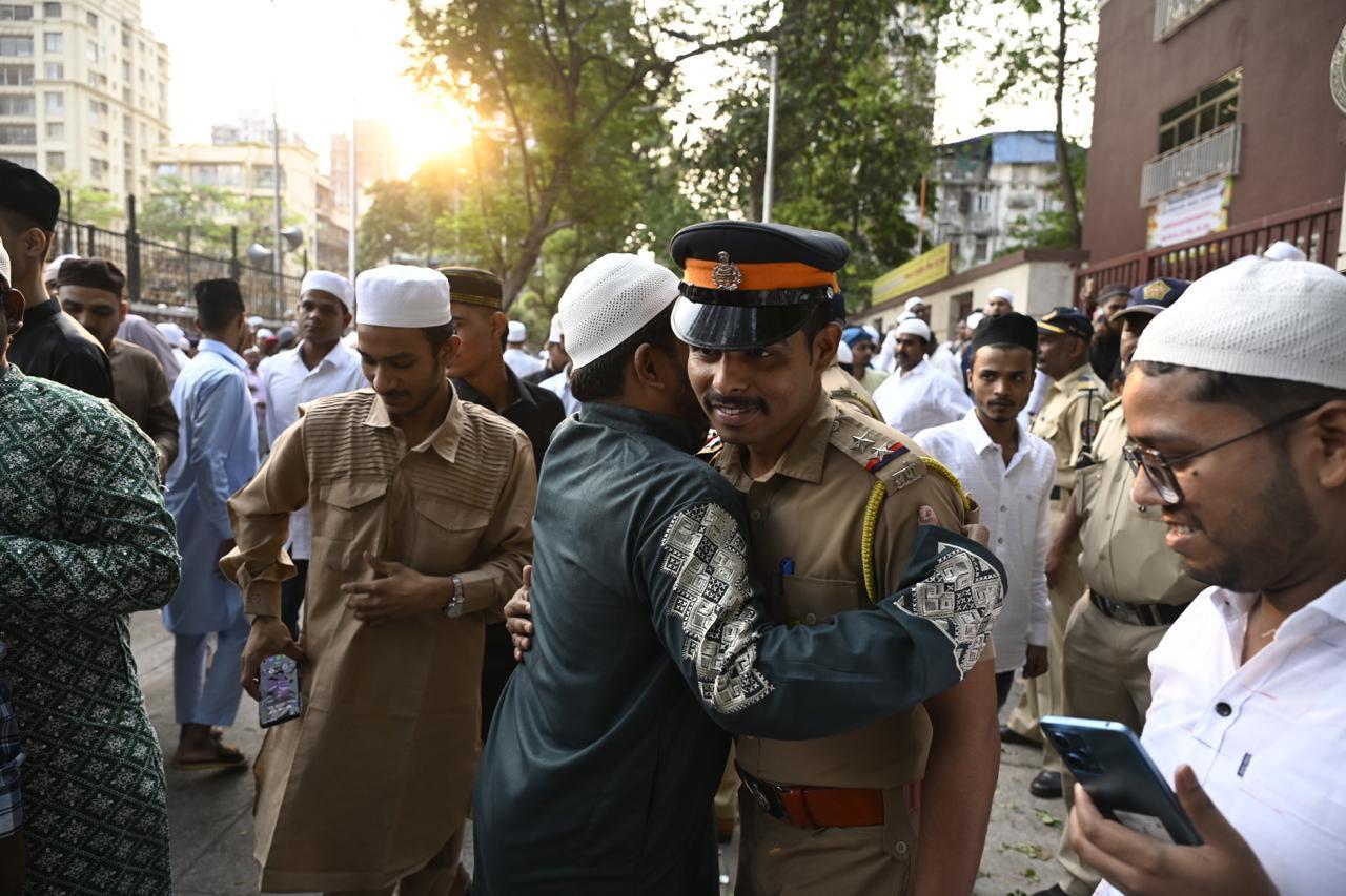 मुस्लिम भाइयों ने पुलिसकर्मियों को गले लगाकर ईद की बधाई दी, वहीं पुलिसकर्मियों ने भी मुस्कान के साथ उन्हें शुभकामनाएं दीं.