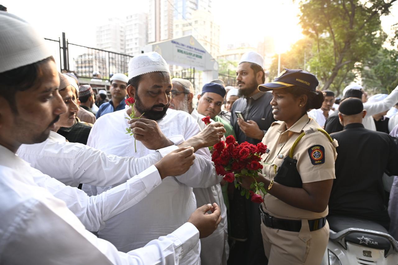 नमाज के बाद मुस्लिम समुदाय के लोगों ने एक-दूसरे को गले लगाकर `ईद मुबारक` कहा और मिठास बांटी. 