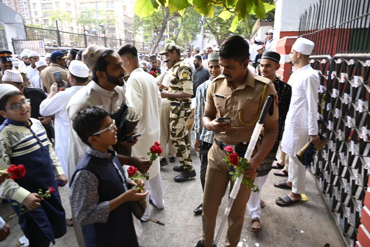 फूलों के साथ बांटी गई यह मुहब्बत न केवल सुरक्षा और कर्तव्य का प्रतीक थी, बल्कि आपसी सम्मान और सौहार्द की मिसाल भी थी.