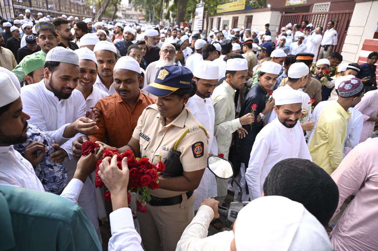 खास बात यह रही कि एक महिला पुलिस अधिकारी ने नमाज अदा करने के बाद बाहर निकलते लोगों को गुलाब का फूल भेंट कर ईद की मुबारकबाद दी. 