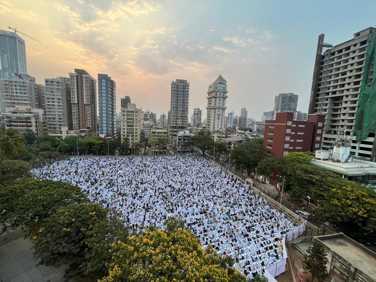 ईद की नमाज़ के साथ सुबह की शुरुआत हुई, और इसके बाद पूरे शहर में जश्न का माहौल नज़र आया. 