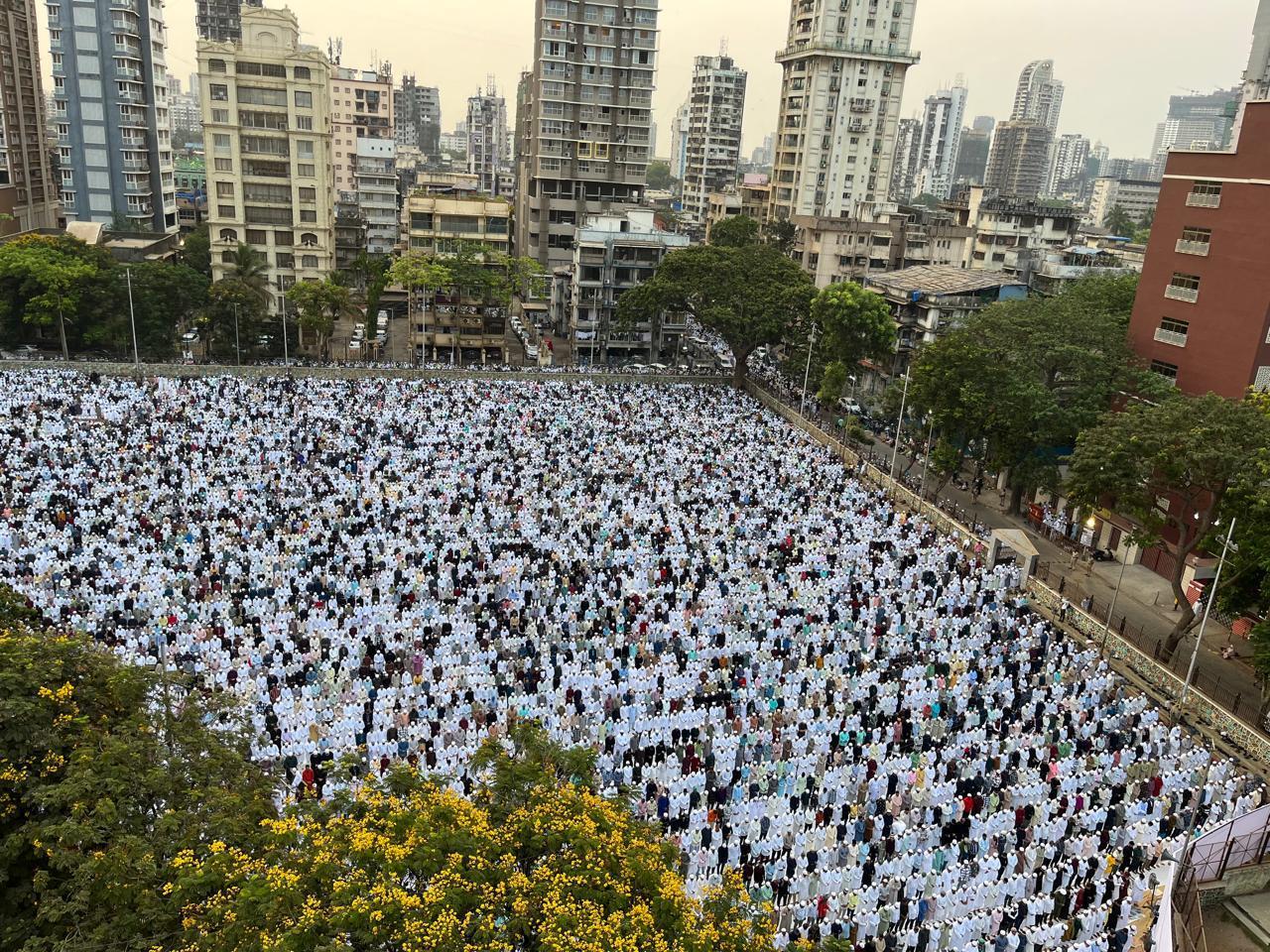 लोग अपने आसपास के ज़रूरतमंदों की मदद कर इस पर्व की सच्ची भावना को ज़िंदा रखते हैं.