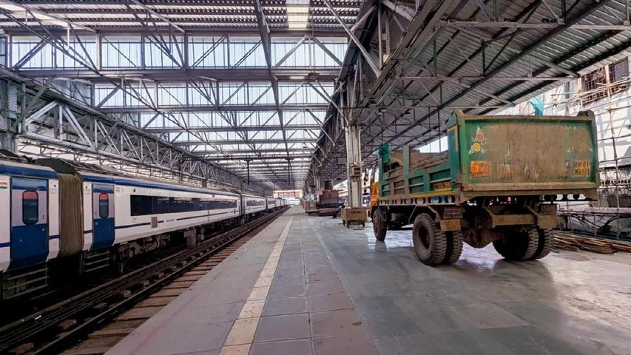 प्लेटफार्म 12-13 पर अंतिम कार्य चल रहा है.