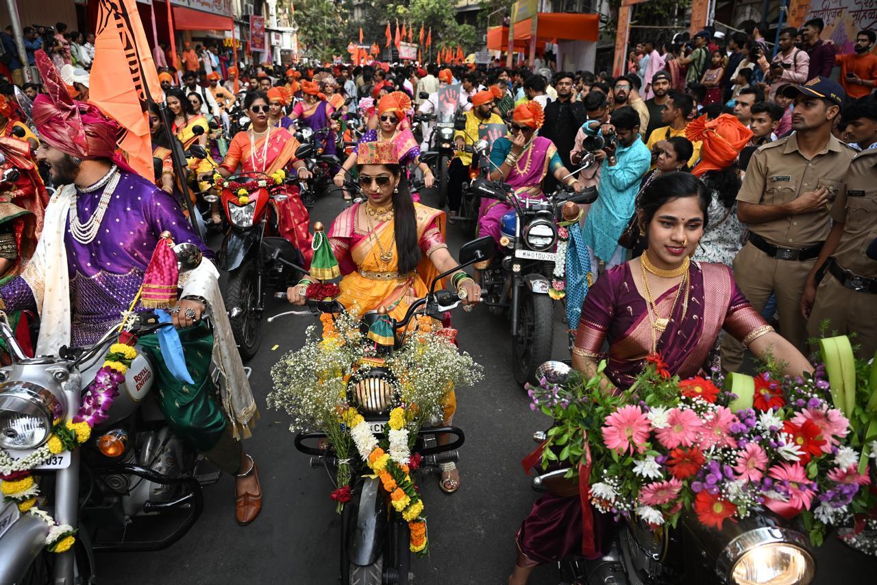 बच्चे और बुजुर्ग, सभी उम्र के लोगों ने इस जश्न में भाग लिया. 