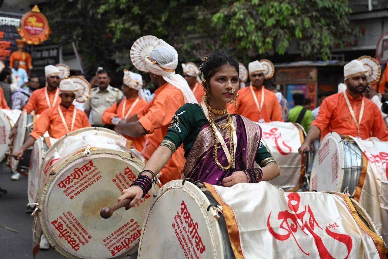उत्सव की शुरुआत में ढोल-ताशा और नगाड़ों की गूंज से गिरगांव की गलियां मुखरित हो उठीं. 