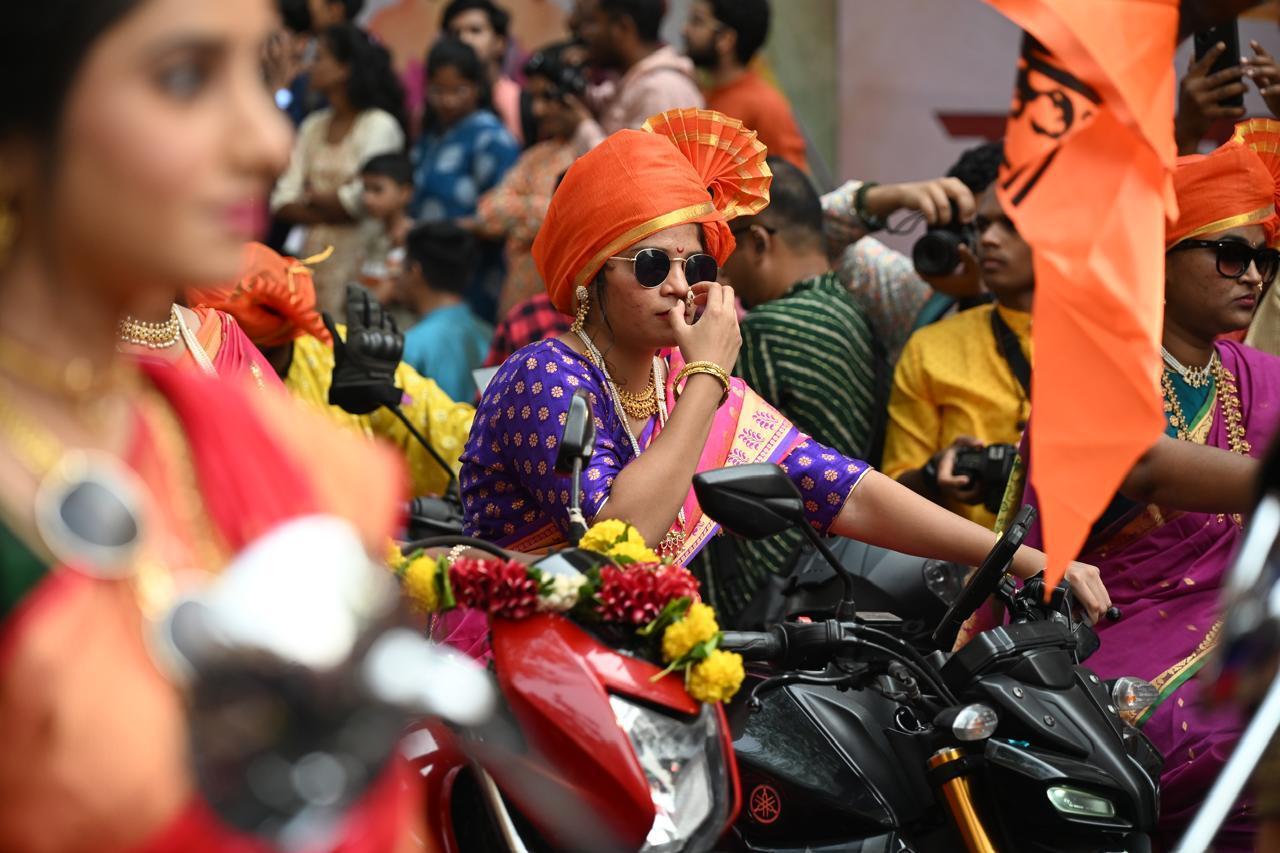 महिलाएं रंग-बिरंगी साड़ियों में सजी थीं और पुरुष धोती-कुर्ता में अपनी सांस्कृतिक पहचान को बयां कर रहे थे. 