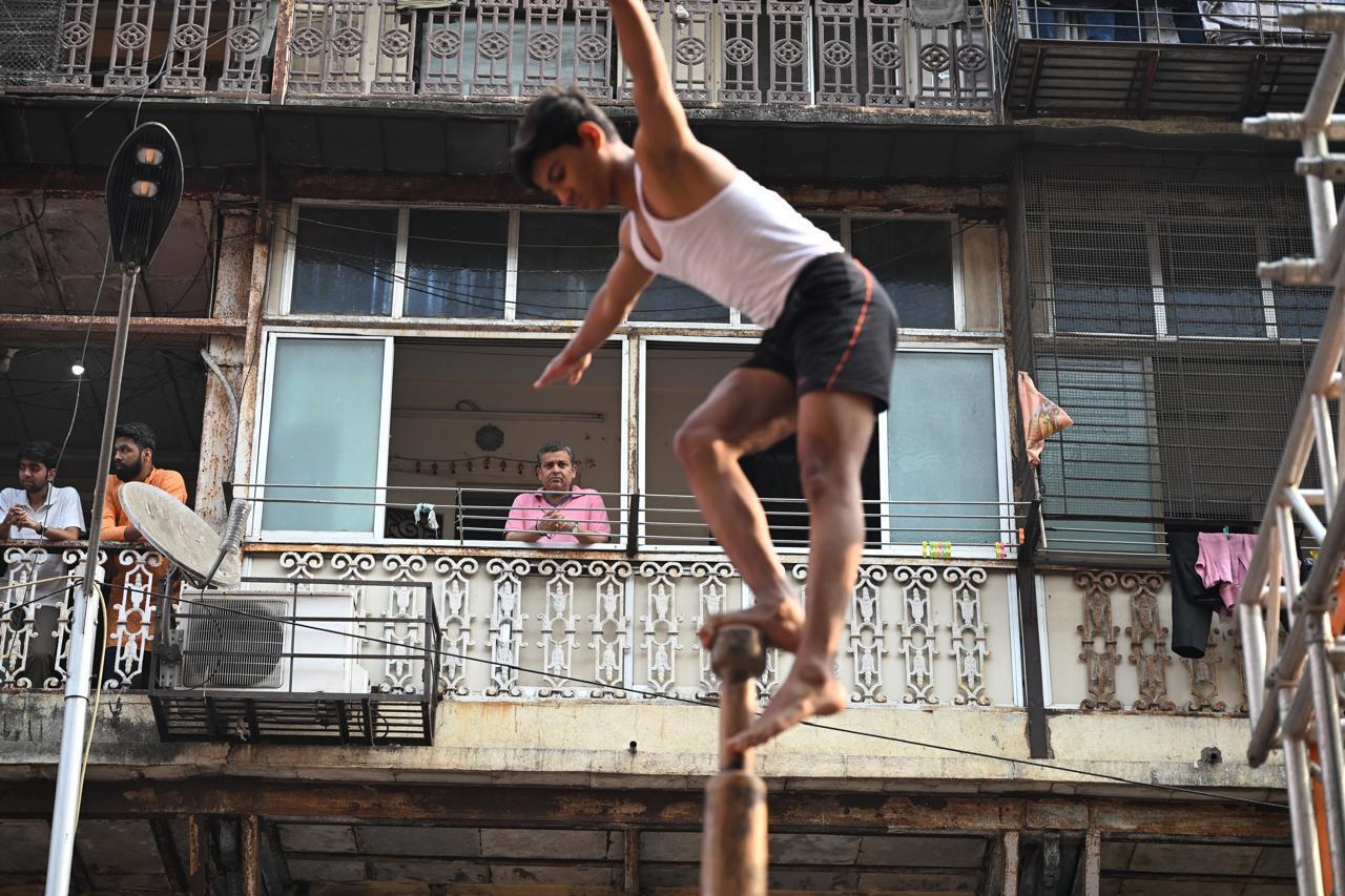 सड़कों पर बनाई गई रंगोलियाँ, जिनमें स्थानीय कलाकारों ने अपनी कला का प्रदर्शन किया, उत्सव की भव्यता को और बढ़ा रही थीं.