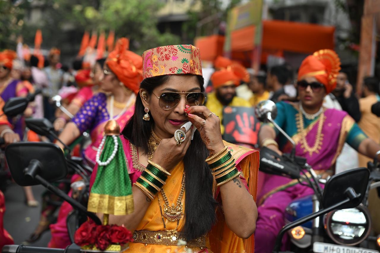 इस शोभा यात्रा का मुख्य आकर्षण था मोटरसाइकिल रैली, जिसमें युवा प्रतिभागी अपनी सजी-धजी मोटरसाइकिलों के साथ शामिल हुए. 