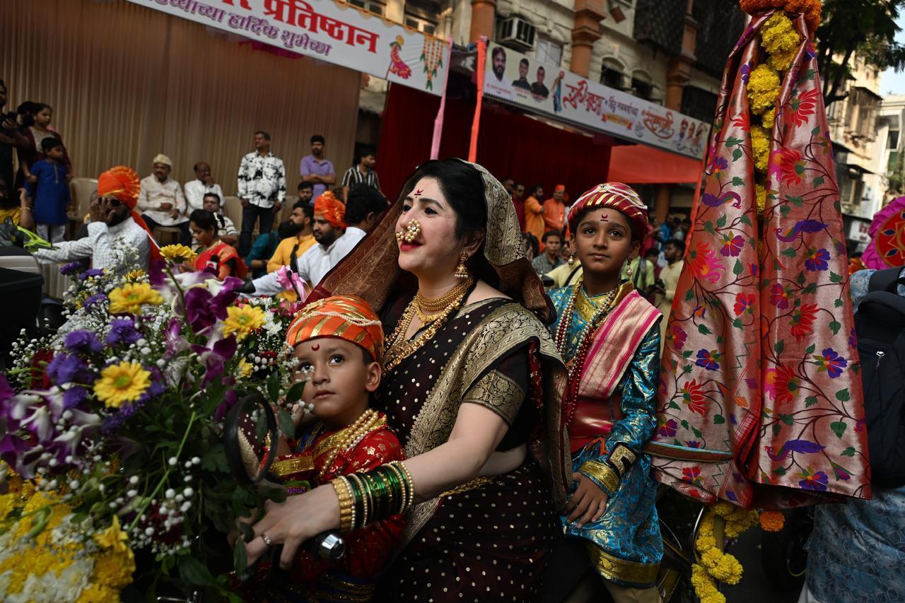 इस रैली में विशेष रूप से सजावटी झंडे और फूलों से सजे वाहन शामिल थे, जो उत्सव की रोमांचकता को दर्शाते थे.