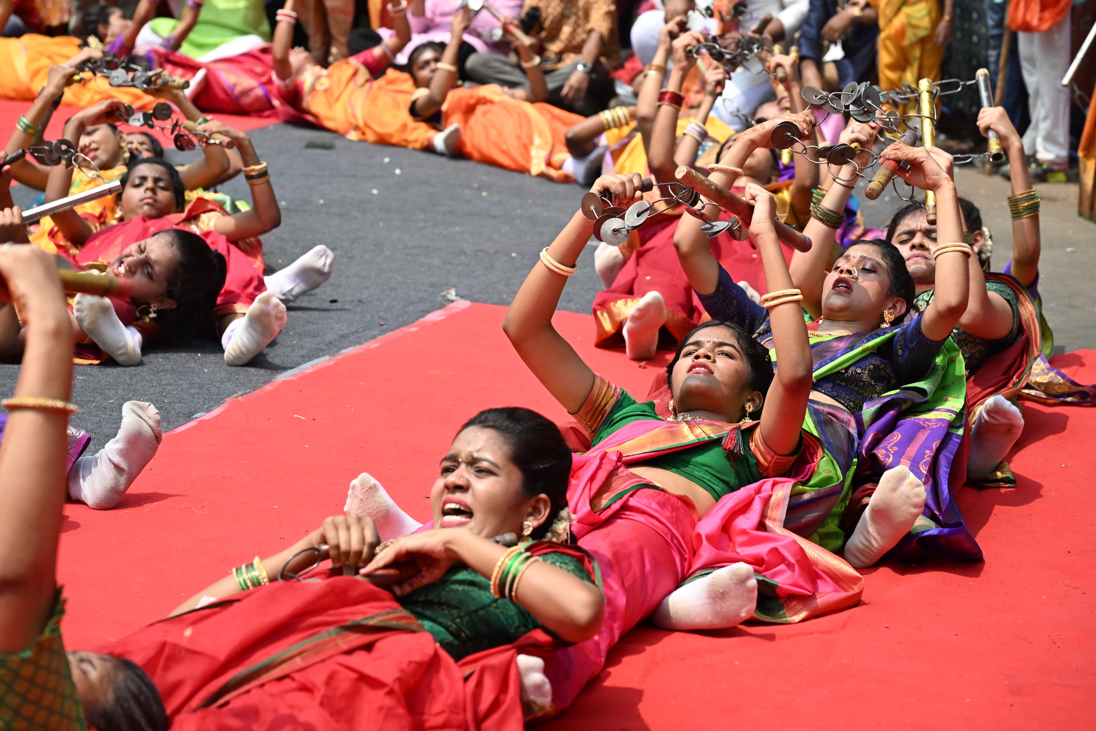लोग एक-दूसरे को नववर्ष की शुभकामनाएं देते दिखे और पूरे क्षेत्र में एकजुटता और आनंद का माहौल बना रहा.