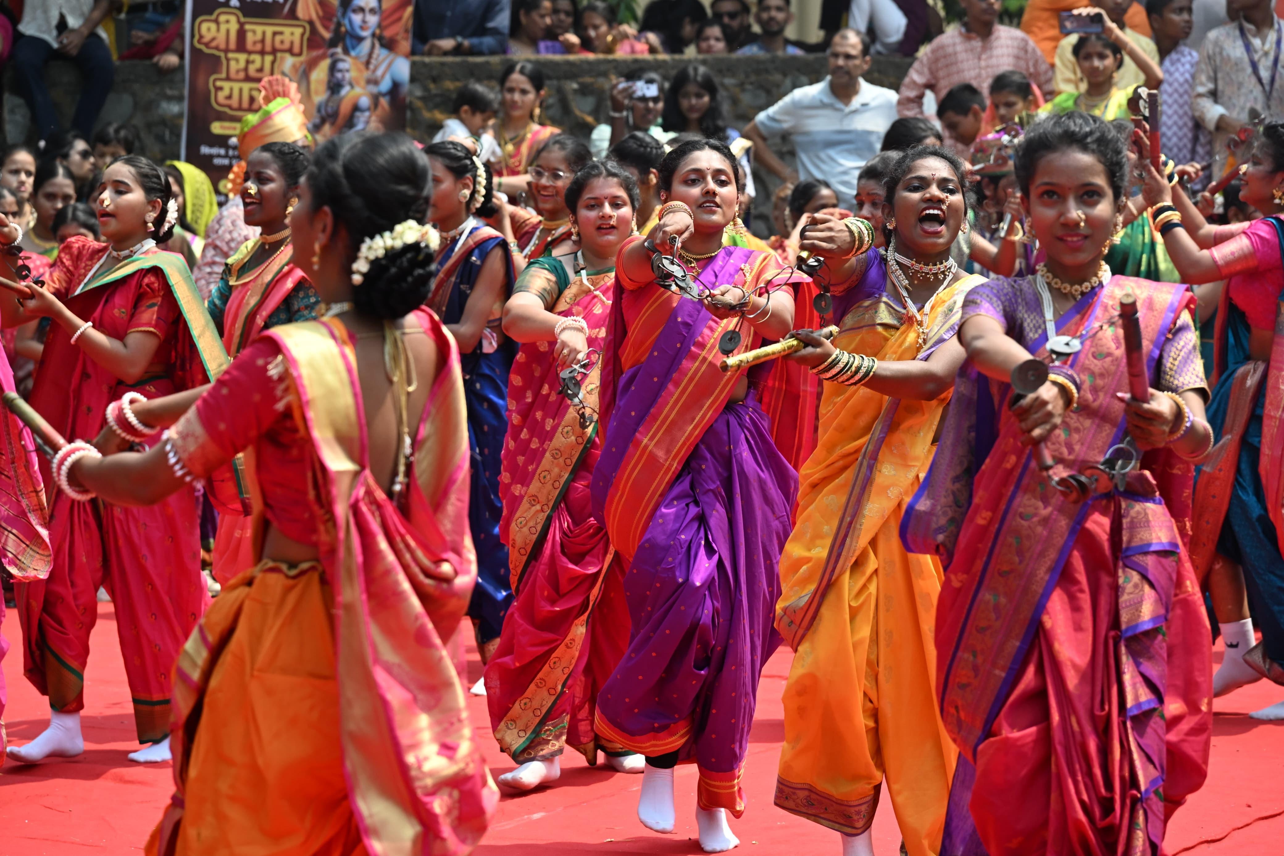 गोरेगांव में इस मौके पर एक भव्य शोभायात्रा निकाली गई जिसमें सैकड़ों की संख्या में स्थानीय महिलाएं और लड़कियां पारंपरिक नौवारी साड़ी में शामिल हुईं. 