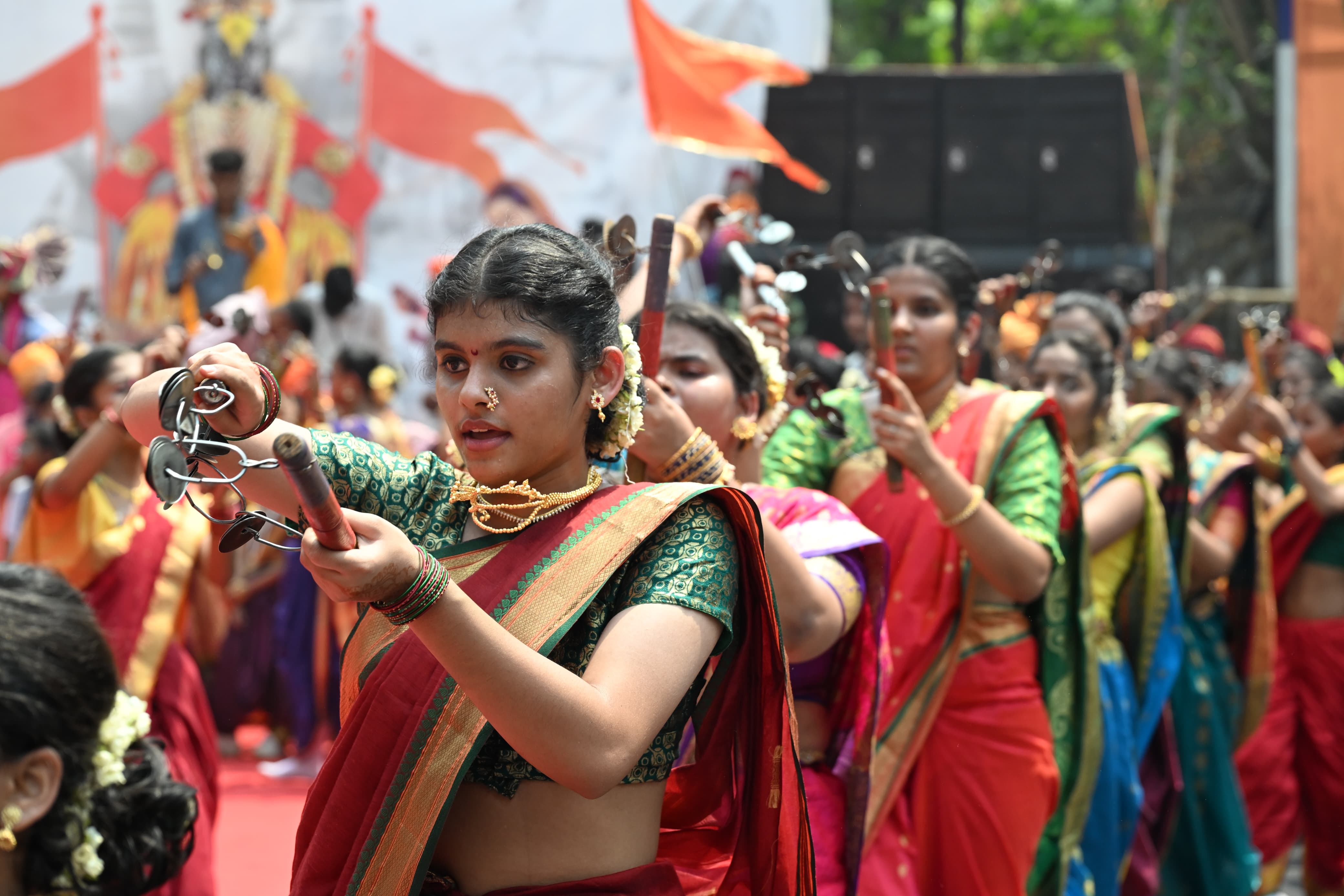 स्थानीय मंडलों द्वारा सजावट, सांस्कृतिक प्रस्तुतियों और पारंपरिक खाद्य व्यंजनों की व्यवस्था की गई थी. 