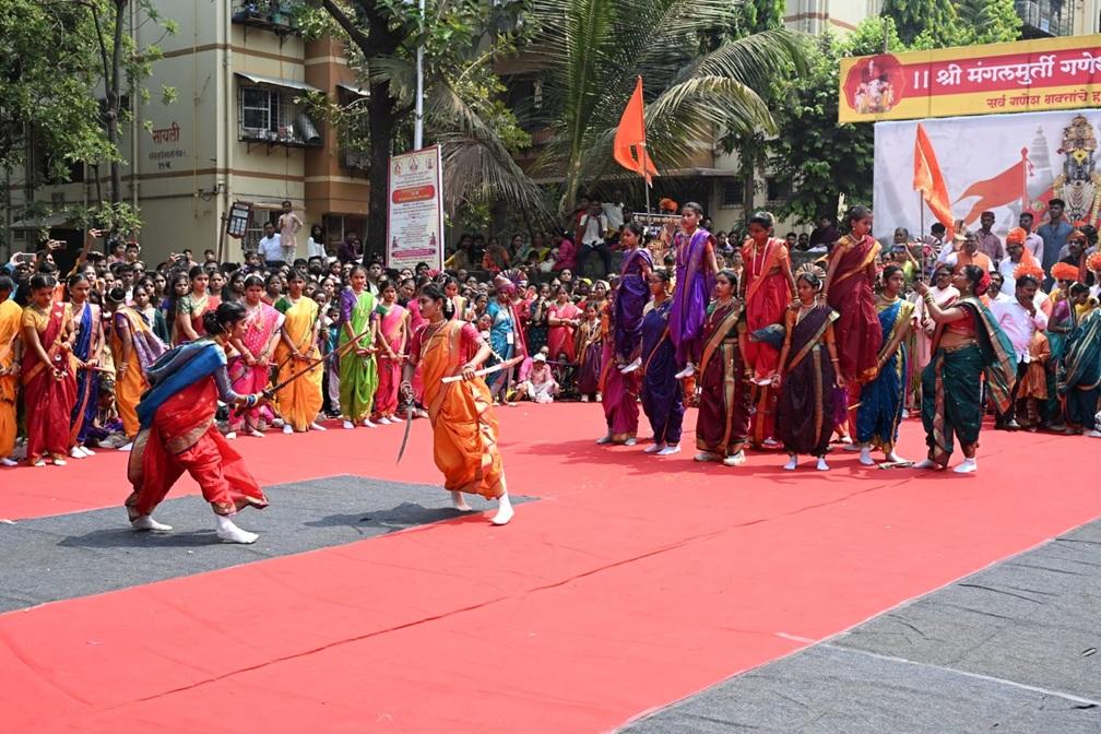 इस दिन लोग अपने घरों को साफ-सजाकर, दरवाज़ों पर रंगोली बनाकर और घर के मुख्य द्वार पर ‘गुड़ी’ यानी विशेष ध्वज फहराकर पर्व का स्वागत करते हैं. 