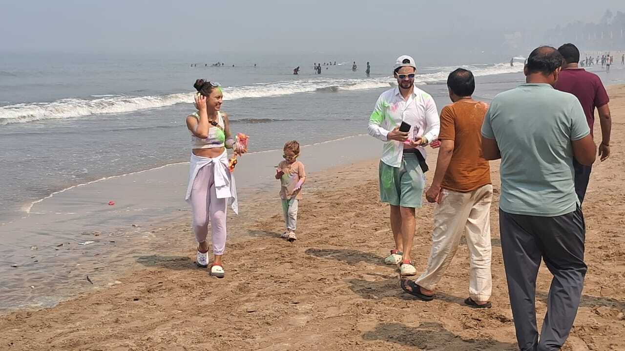 पुलिसकर्मी भी रंगों से लिपटे हुए, लोगों के साथ हँसी-मज़ाक करते हुए और उन्हें सुरक्षित तरीके से होली खेलने के लिए प्रोत्साहित करते नजर आ रहे हैं.