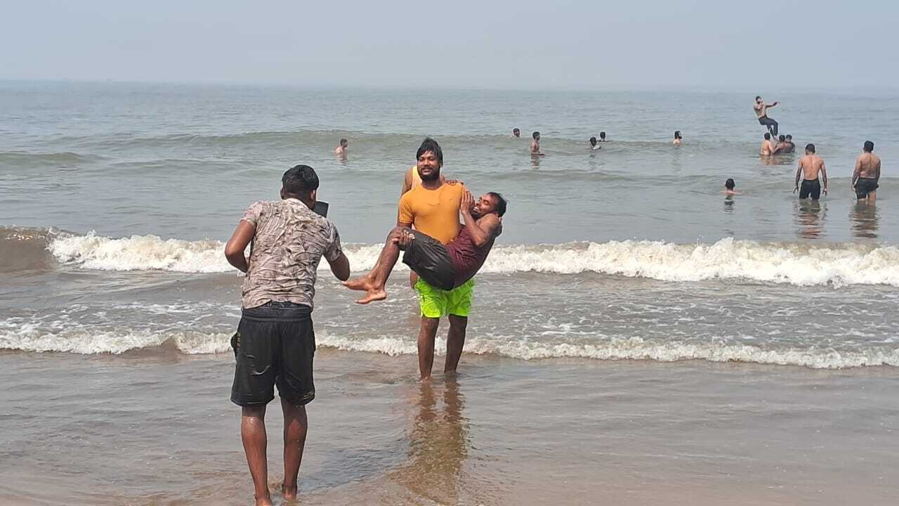 समुद्र की लहरों की आवाज़ के बीच का माहौल पूरी तरह उत्सवमय बना दिया है. 