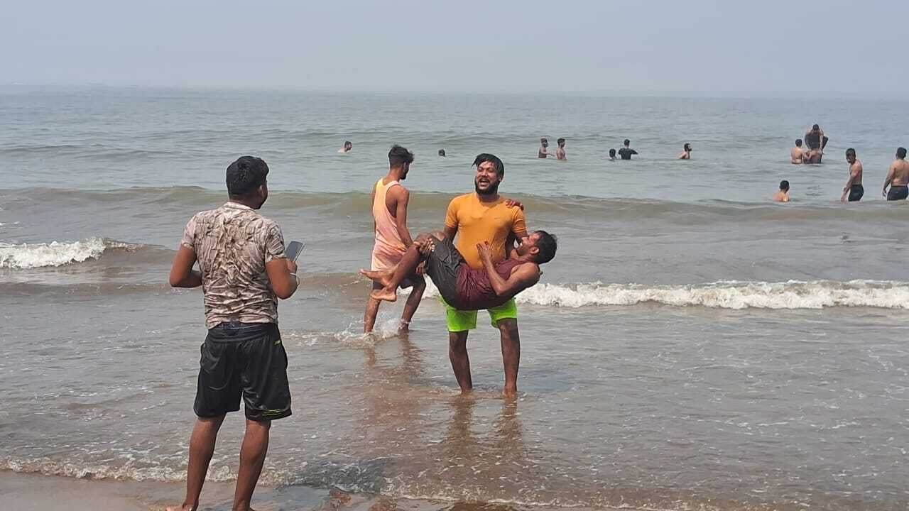 इस मौके पर जुहू बीच का फूड स्ट्रीट भी लोगों के आकर्षण का केंद्र बना हुआ है. लोग सेल्फी और लाइव वीडियो के माध्यम से इस खास पल को दुनिया के साथ साझा कर रहे हैं.