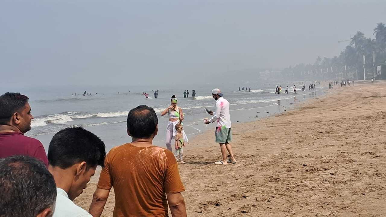 इस बार की होली, जुहू बीच के रंगीन नजारों के साथ, सच में मुंबई की सबसे खास होलियों में से एक बन गई है.
