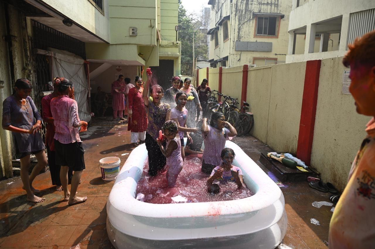 इस साल बई की होली इसलिए भी खास रही क्योंकि कोरोना के बाद यह पहला मौका है जब मुंबईकरों ने खुले दिल से, बिना किसी चिंता के त्योहार का पूरा आनंद लिया.