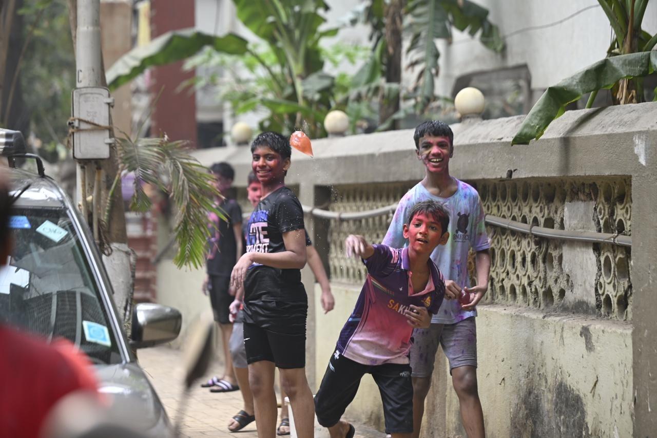 जिनमें मुंबईकर के साथ-साथ पर्यटक भी बढ़-चढ़कर हिस्सा ले रहे हैं. 