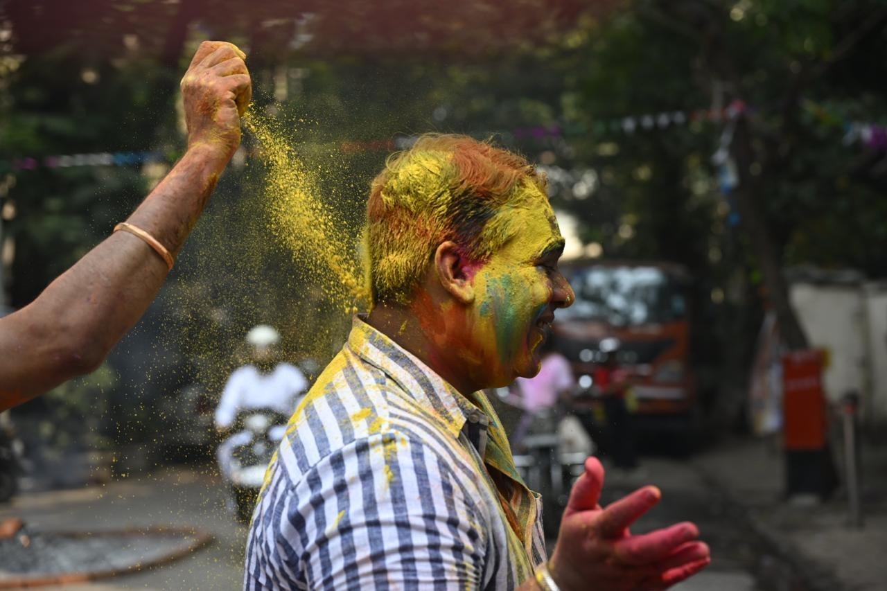 शहर के प्रसिद्ध इलाकों जैसे कि गेटवे ऑफ इंडिया, मरीन ड्राइव, और वरली सी-फेस जैसे स्थलों पर भी लोग रंगों के उत्साह में डूबे दिखाई दिए.