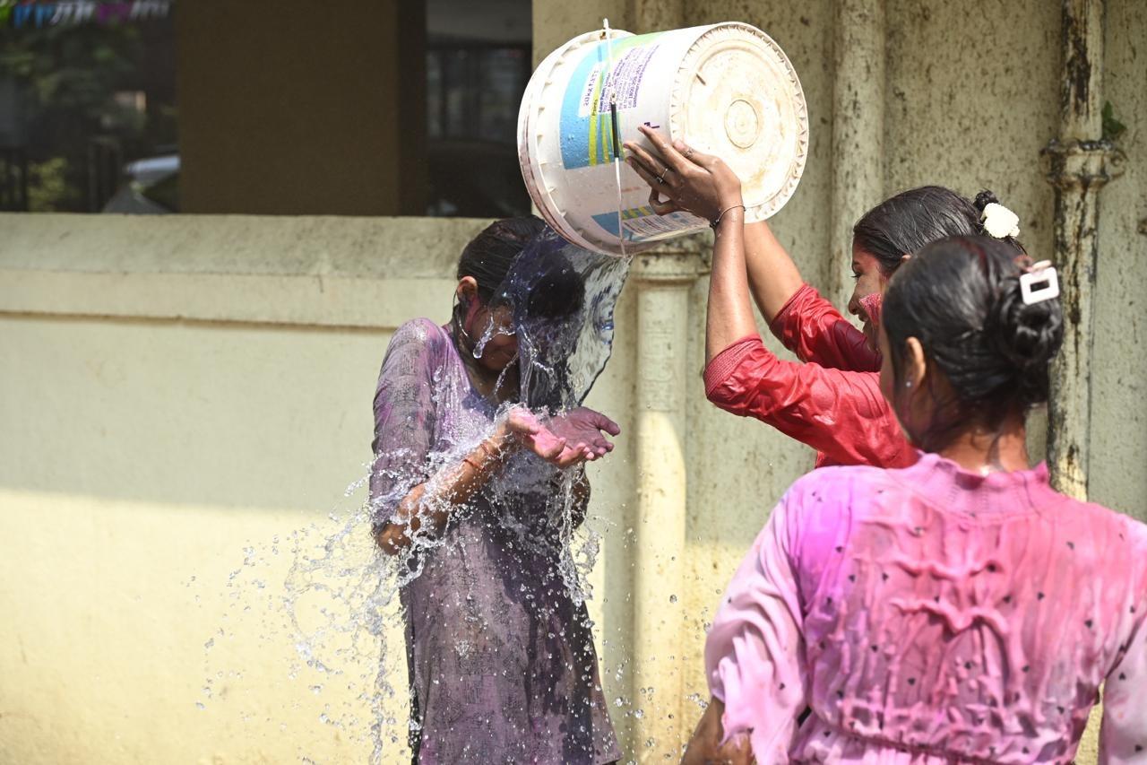 कुल मिलाकर, मुंबई में होली की मस्ती चरम पर है और हर कोई इस त्योहार को यादगार बनाने में जुटा हुआ है.