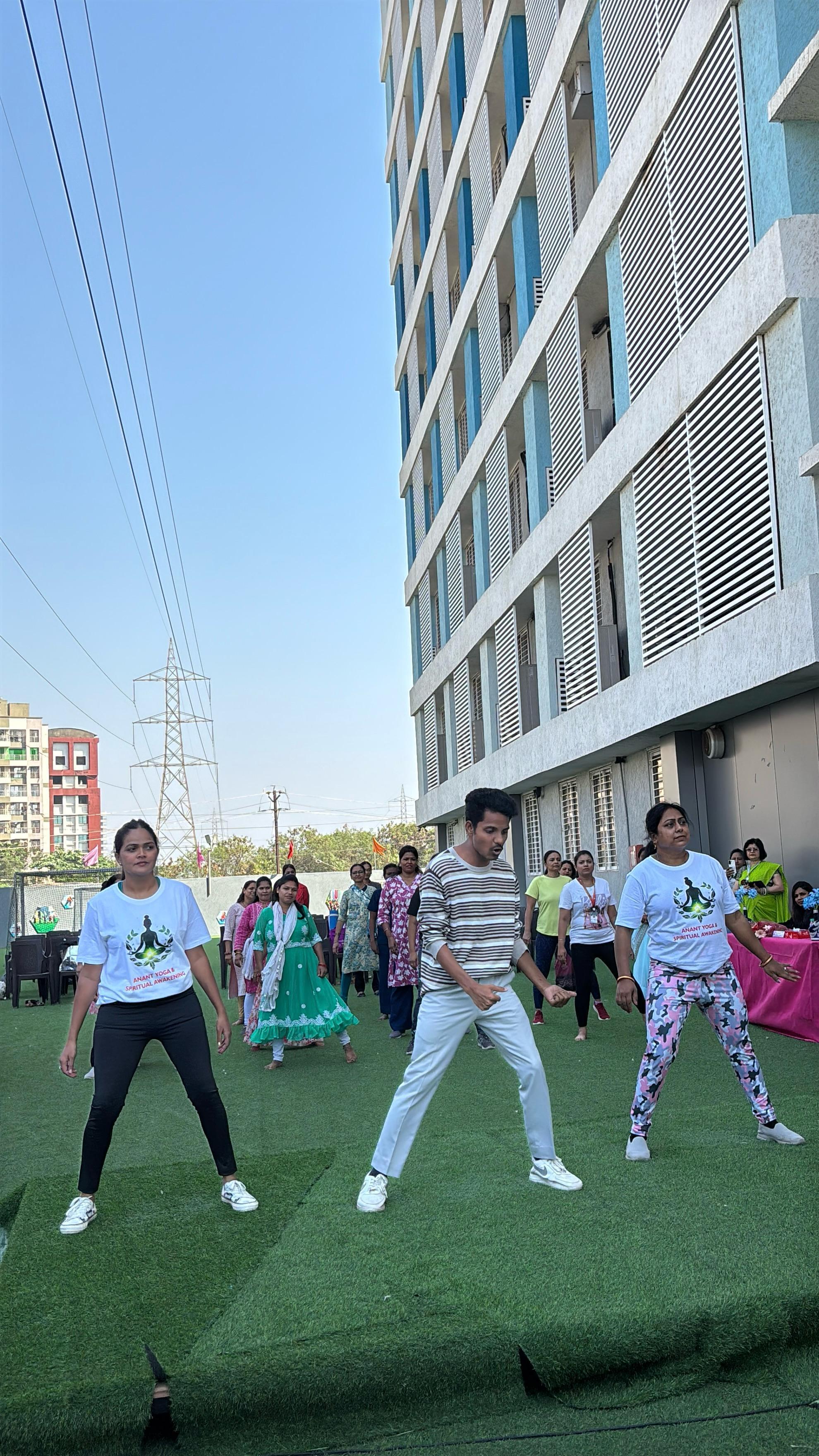 जिनमें योग और मानसिक शांति पर जोर दिया गया. प्रशिक्षक आदित्य शर्मा और सहायक वर्षा रानी और ज्योति गुप्ता द्वारा 20 मिनट का ज़ुम्बा सत्र भी हुआ, जिसमें महिलाओं ने उत्साह से भाग लिया और शारीरिक फिटनेस के महत्व को महसूस किया.