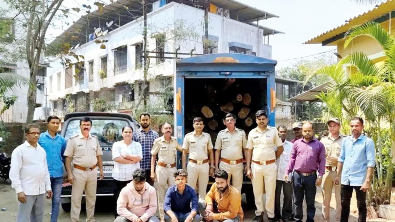 जंगल में पीछा कर पकड़े गए तीनों आरोपियों के साथ वन अधिकारी