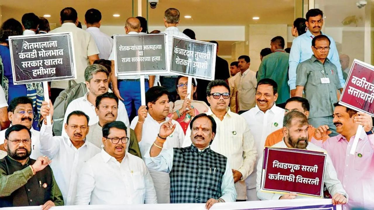 महा विकास अघाड़ी के विधायकों ने 12 मार्च को बजट में किसानों की मांगों को संबोधित करने में राज्य सरकार पर विफल रहने का आरोप लगाते हुए महाराष्ट्र विधानसभा की सीढ़ियों पर विरोध प्रदर्शन किया. Pic/PTI