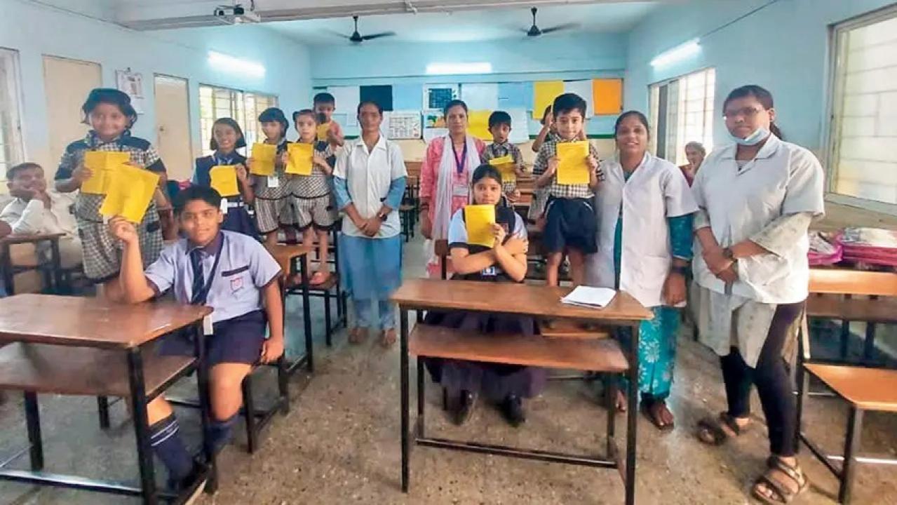 पुणे के एक स्कूल में टीकाकरण अभियान