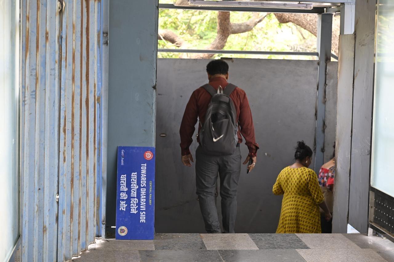साथ ही, यातायात की स्थिति भी बहुत जटिल हो गई थी, क्योंकि यह पुल विभिन्न मार्गों को जोड़ता था और इसके बिना कई क्षेत्रों में यात्रा करना काफी कठिन हो गया था.