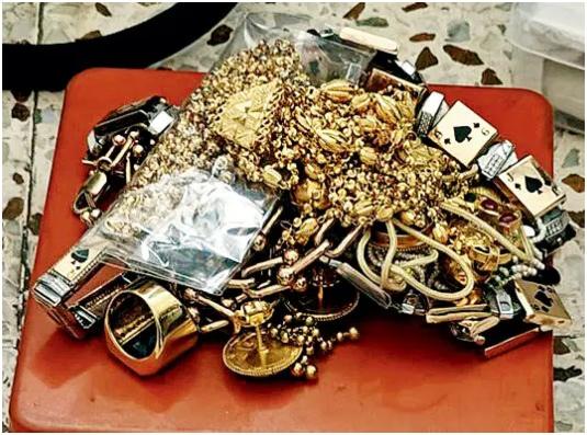 इसकी सूचना डीआरआई को देने के बाद उन्होंने संयुक्त रूप से सोमवार दोपहर फ्लैट पर छापेमारी की. गुजरात एटीएस प्रमुख सुनील जोशी ने कल एक प्रेस-कॉन्फ्रेंस में इस छापेमारी के बारे में जानकारी दी और कहा कि `एक गुप्त स्थान पर छापेमारी के दौरान पता चला कि यह फ्लैट मुंबई के मेघकुमार शाह ने किराए पर लिया था.