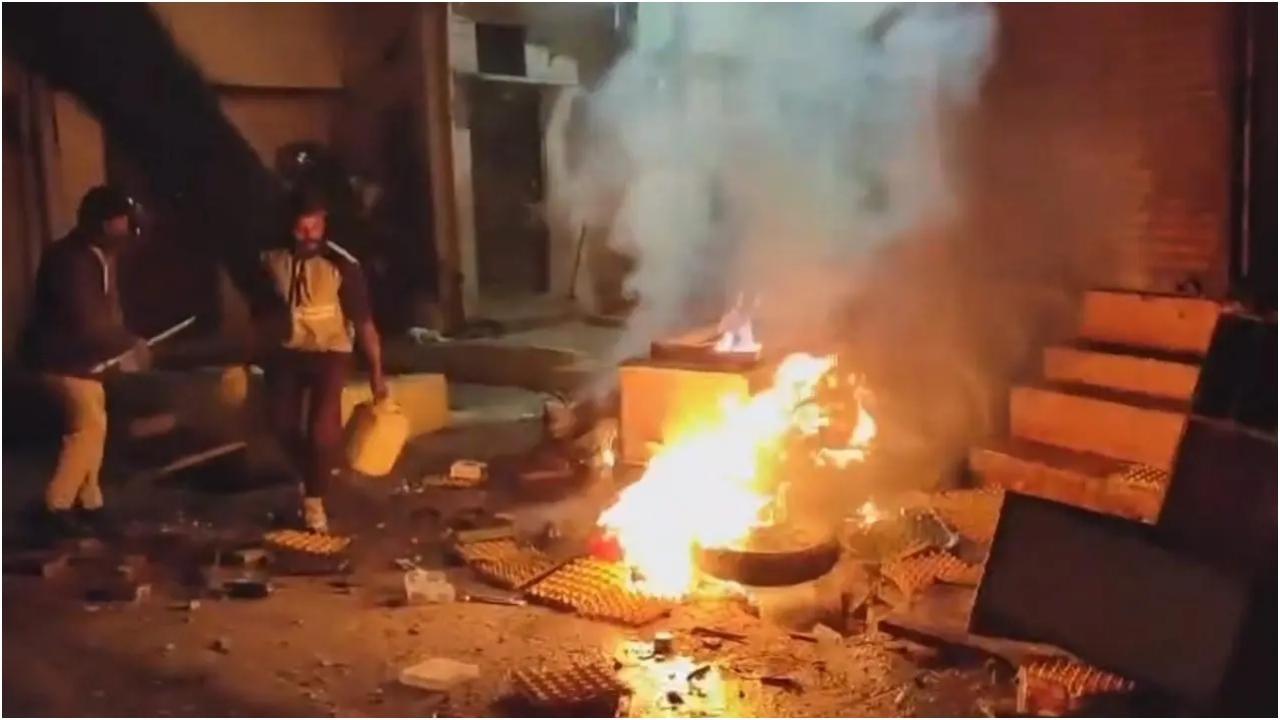 रविवार को मध्य प्रदेश के महू में हुई झड़पों के दौरान कई वाहनों को आग के हवाले कर दिया गया. फोटो/पीटीआई