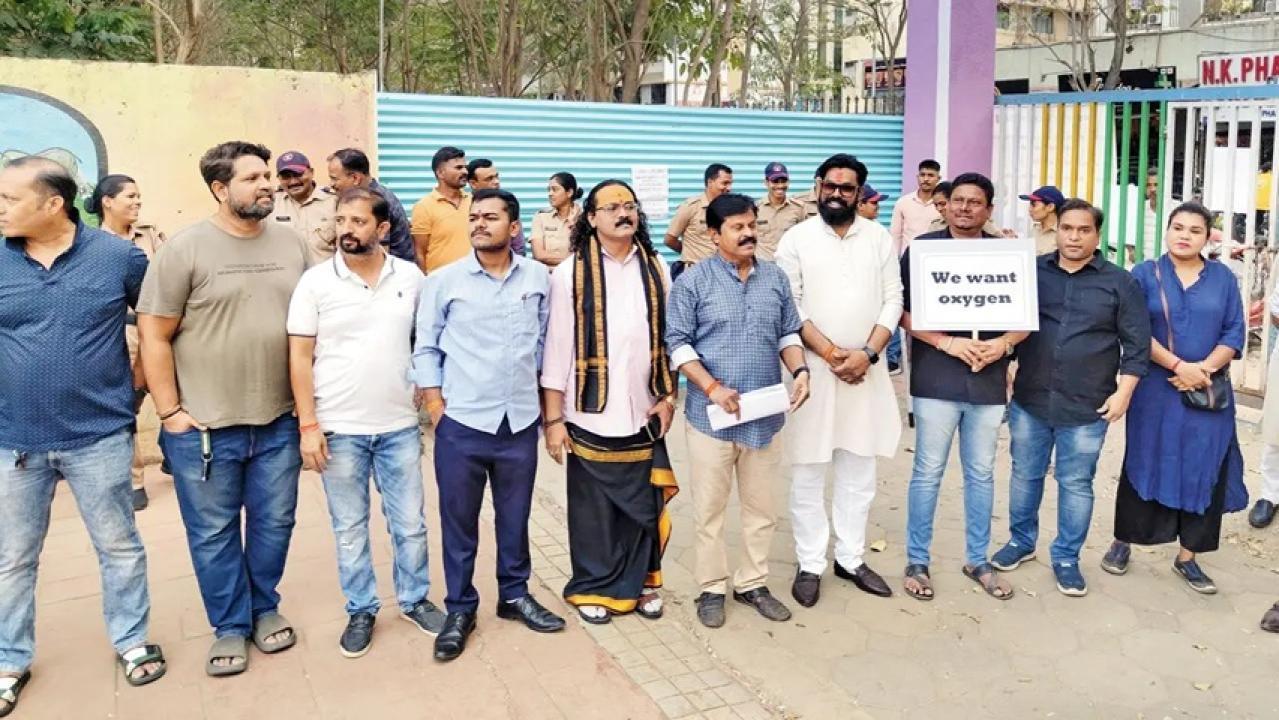 एसटीपी के विस्तार का विरोध करते रहवासी
